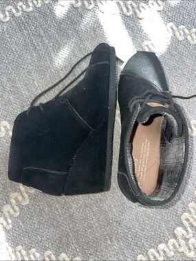 Tom’s suede wedges